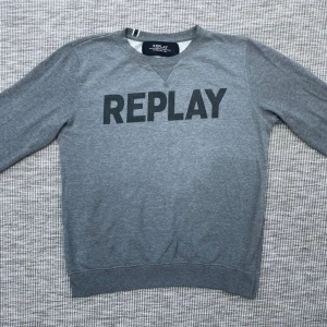 Replay tröja - Säljer nu denna riktigt feta Replay tröjan!🙌 Skick: 9/10🌟 Storlek: L👍 Hör gärna av er om ni har några frågor!✅
