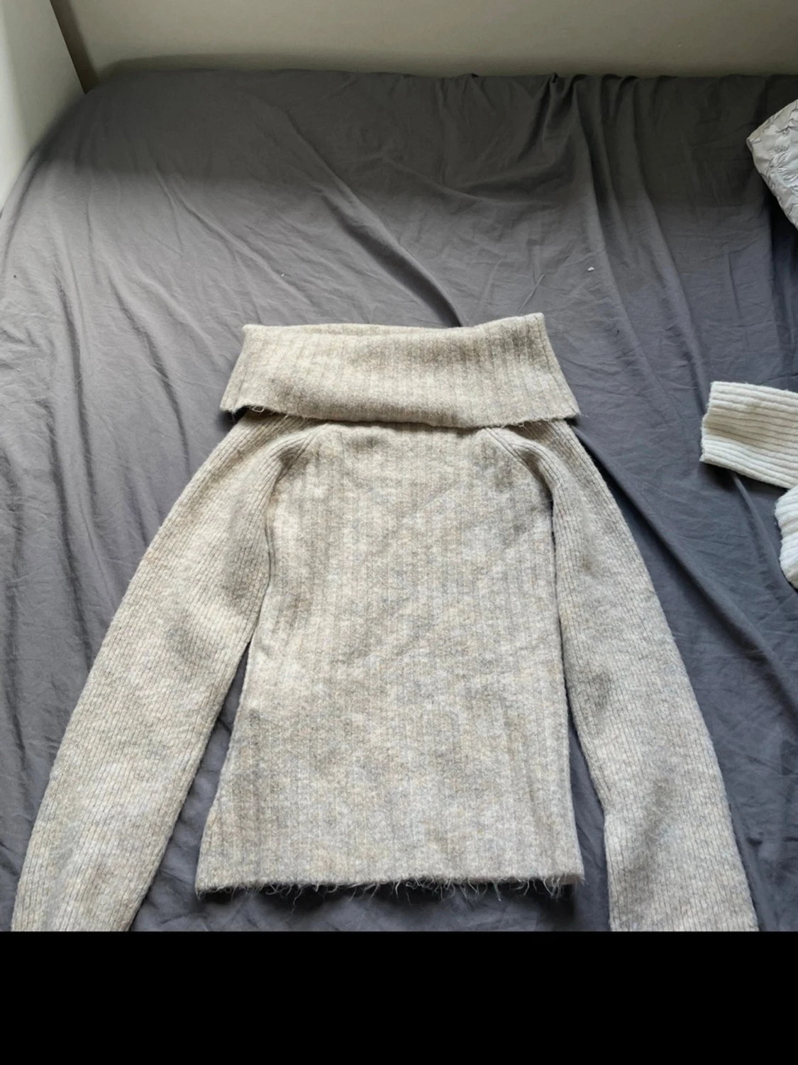 Beige off shoulder stickad tröja