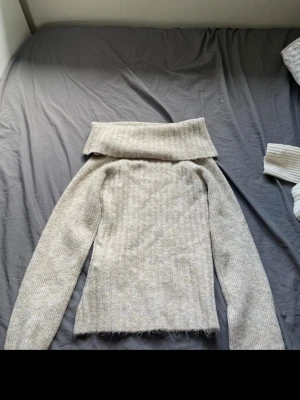 Beige off shoulder stickad tröja - Säljer en beige stickad tröja med off shoulder