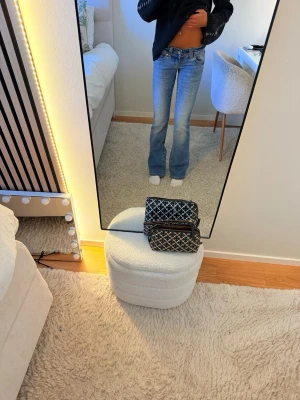 Ljusblå bootcut jeans - abrand jeans, jätte sköna och snygg lågmidjade passform. storleken syns på sista bilden💗