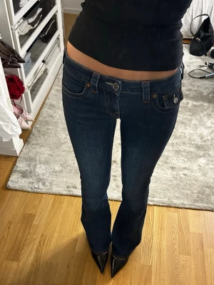 True religion jeans - Joey low rise flare jeans strl 24. Liten skavank längst ner på baksidan av fållen (se sista bilden). Innerbenssöm: 84 cm