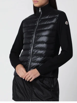 Moncler cardigan  - Säljer nu min knappat använda cardigan. Nypris 8000 kr. Kvittot ser ni även på bilden🩷 skriv gärna för fler bilder 