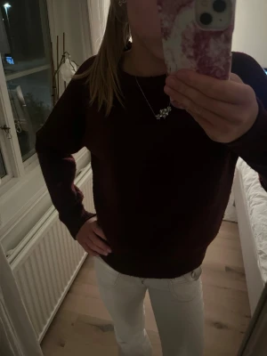 Vinröd stickad tröja Bik Bok - Mysig vinröd stickad tröja från Bik Bok med rund halsringning och ribbade muddar vid ärmslut och nederkant. Perfekt till höst och vinter, enkel att matcha med olika outfits. Klassisk modell i mjukt material.