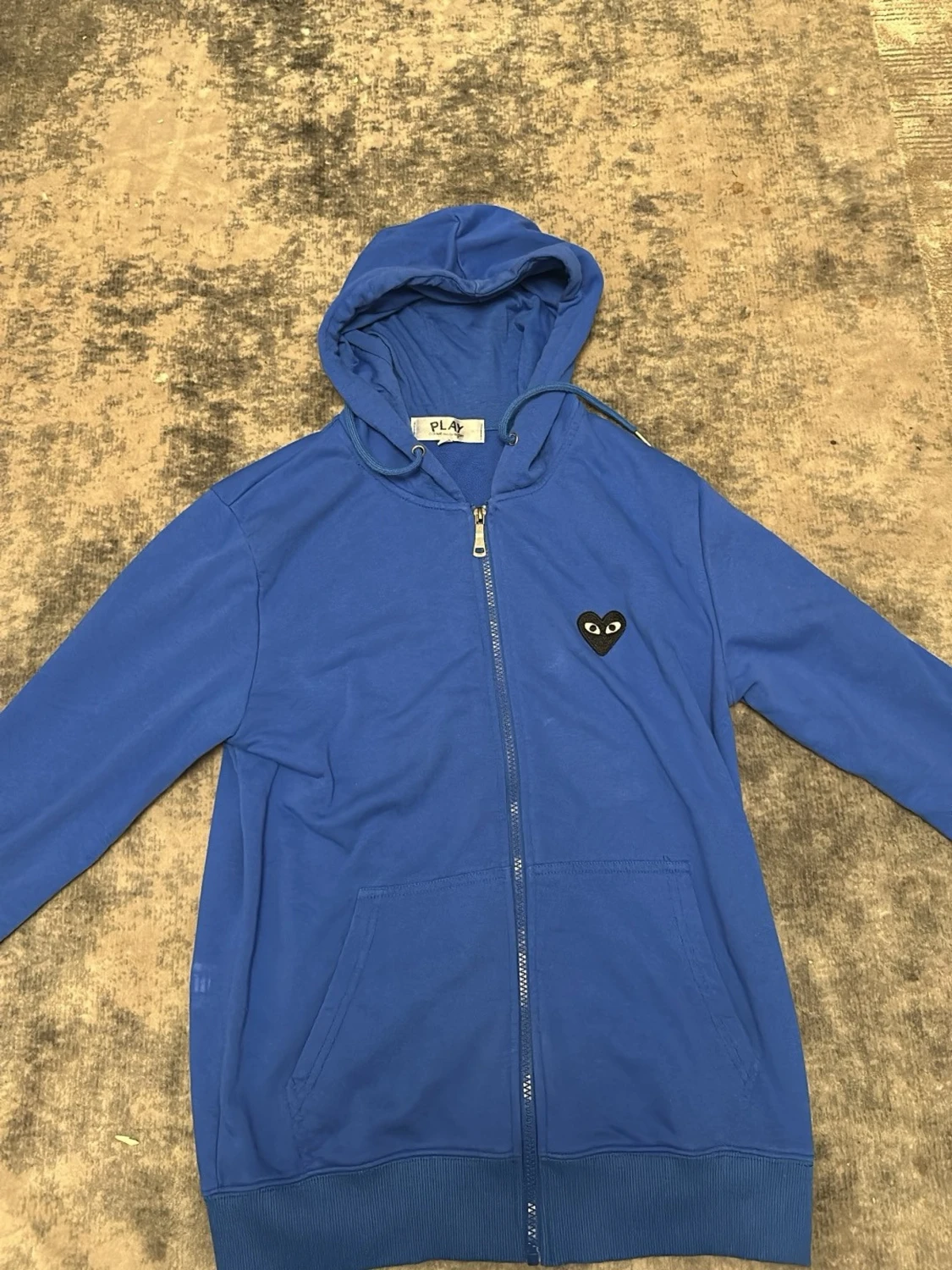 Blå hoodie med dragkedja och hjärtdetalj