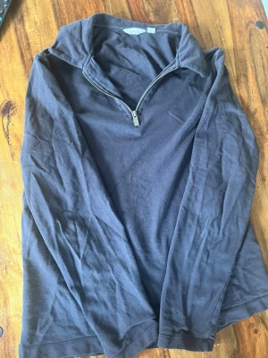 Mörkblå halvzip tröja från Dobber - Mörkblå långärmad tröja från Dobber med quarter zip dragkedja framtill och hög krage. Tillverkad i mjukt bomullsliknande material, perfekt för en avslappnad och stilren look. Passar bra till jeans eller chinos.