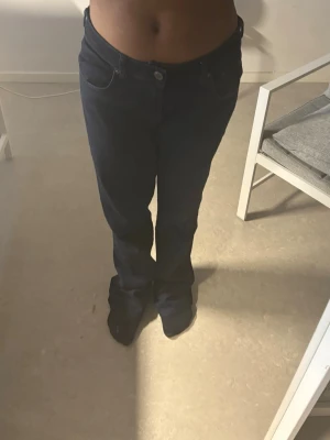 Jeans  - Lågmidjade mörkblåa flared jeans från Zara😍 säljer dom då dom inte passa mig i storleken