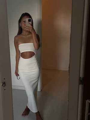 Vit axelbandslös långklänning - Trendig vit långklänning med axelbandslös design och stor cut-out vid midjan. I storlek S med prislappen kvar från zara!❤️