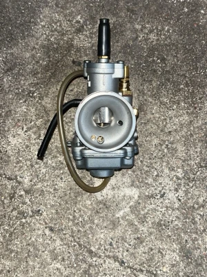 Polini förgasare 17,5 - POLINI FÖRGASARE (COMPETITION) 17,5 MM. Säljer den eftersom den var för liten, så jag har bara satt på och testat så den är som ny. Finns även munstycke mellan 60-120 om man vill köpa med skriv isåfall innan ni köper!! Utan Tomgångsskruv!!!
