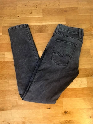 Svarta slim fit jeans W34 L34 - Säljer ett par svarta slim fit jeans med klassisk femficksdesign och raka ben. Jeansen har en diskret tvättad look och är tillverkade i ett mjukt denimtyg med stretch för extra komfort. Perfekta för dig som gillar en enkel och stilren stil.🙌🙌