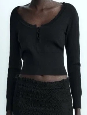 Svart croppad topp från Zara - Snygg svart croppad topp från zara i storlek L. liten i storlek så skulle säga att den mer stämmer in som s. jättefint skick. skriv vid intresse eller frågor 
