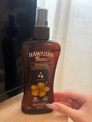 Hawaiian tropic fast tanning oil - Snabb tan olja, man får en fin naturlig varm brun tan. Köpte för 250kr och använt väldigt lite. Luktar mild kokos
