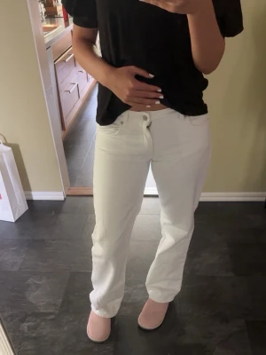 Vita Zara jeans - Säljer dess helt nya lådmidjade vida Zara jeans då de inte passade som jag ville🌸 Sitter perfekt i längden på mig som är 176, köptes för 400kr, skriv privat vid frågor💕