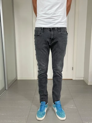 Replay Anbass Jeans - Säljer nu dessa Replay Anbass Jeans, W32 o L30 med mått ca 40,5 o 100 cm. skriv för fler bilder/frågor🙌🏼