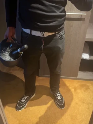 Dsquared - Svarta slim fit jeans - Snygga svarta D squared slim fit jeans med klassisk femficksdesign och normal midja. Jeansen har en diskret stilren look och passar perfekt till sneakers eller boots. Materialet ser ut att vara bomull med lite stretch för extra komfort.Byxorna är självfallet äkta , skriv om du har några frågor om storlek.