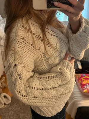 Vit chunky kabelstickad tröja - Säljer en vit chunky stickad tröja med grova kabelstickade detaljer och breda ärmar. Tröjan är från nakd och passar perfekt nu till hösten!❣️storlek s/m