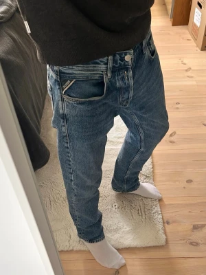 Replay Groover Straight Fit Jeans - Säljer ett par snygga Replay Groover Jeans i straight fit! Storlek 30/32. Nypris ca 1500. Hör gärna av dig vid frågor!