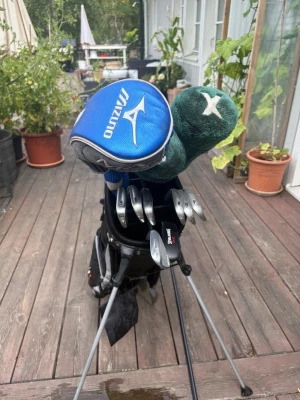 Golfset med stålvagnar och bag - Säljer golf sett kom privat för all info!😁😁😁