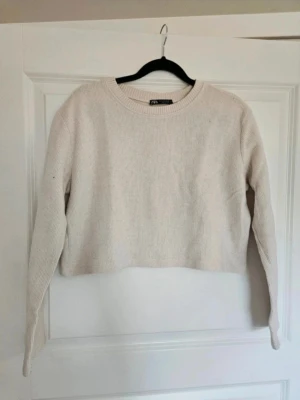 Tröja Zara S - Snygg stickad tröja från Zara i storlek S. Tröjan har rund halsringning, långa ärmar och är croppad i modellen. Materialet är mjukt och ribbat, perfekt för att ge en chill och stilren vibe till din outfit.  Kan även hämtas I Partille  E1