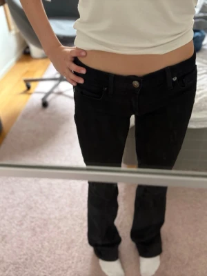 Lågmidjade svarta bootcut jeans - Säljer ett par supersnygga svarta bootcut jeans som är sydda till lågmidjat!! Passar till alla typer av plagg, skriv om frågor 💗🫶🏼