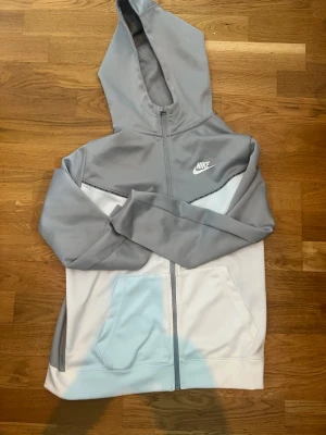 Ny Nike kofta  - Helt ny grå vitt Nike kofta 