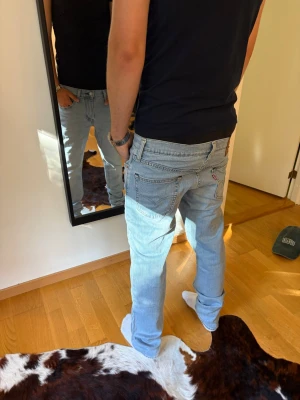 Levi Strauss 511 - Riktigt snygga jeans, använt fåtal gånger(max 5). Det är anledningen till det högre priset då nypris är runt 1100kr.
