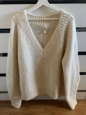 Stickad tröja hm ull alpacka mix  - Stickad tröja ifrån H&M i ull och alpacka mix🤍 