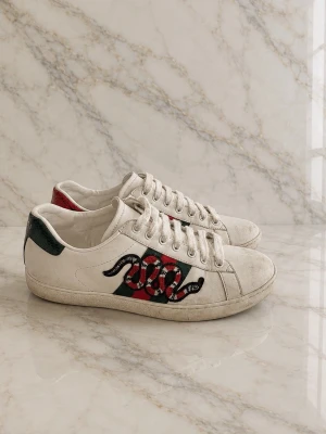 Gucci Ace  - Gucci Ace sneaker i storlek 43. Skicket är bra med inget tydligt slitage. Kom gärna med frågor och prisförslag!☺️