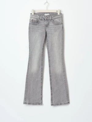 Grå bootcut jeans med fem fickor - Snygga grå jeans med bootcut passform och klassisk femficksdesign. Jeansen har en ljus tvätt och subtila slitningar framtill. Tillverkade i ett mjukt denimtyg som ger en bekväm känsla och stilren look.