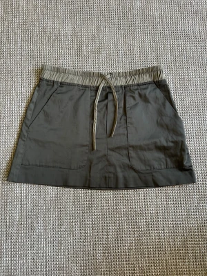 Minikjol - Jättesnygg militärgrön kjol i satin material. Använd endast 1 gång 😊✨