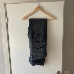 Nudie Jeans - Säljer ett par Nudie Jeans i modellen Lean Dean. Riktiga schyssta jeans! Skicka dm vid funderingar.😁👏