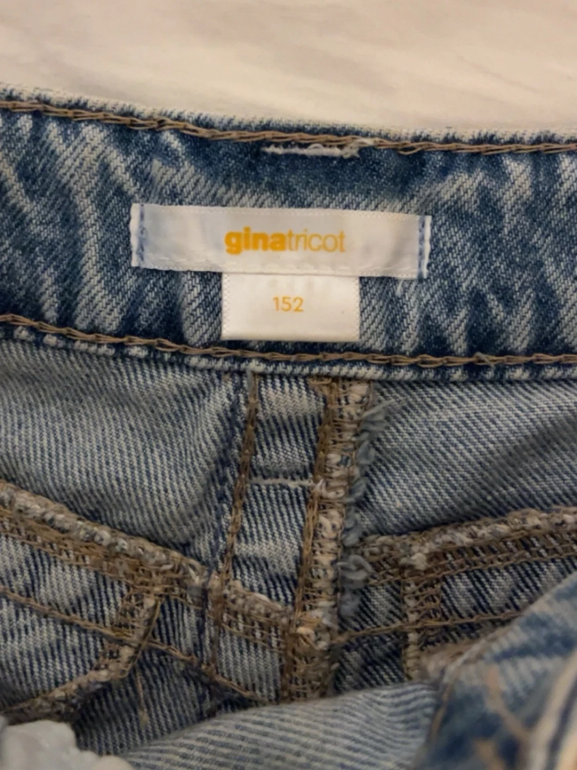 Ett blå par shorts med fina detaljer på fickorna från Gina tricot - 2