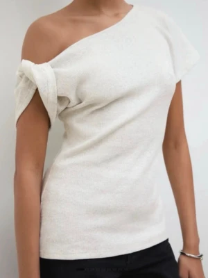 Ljusgrå oneshoulder topp - Trendig ljusgrå oneshoulder topp med knutdetalj på ena ärmen. Toppen har en tight passform och är tillverkad i mjukt, stretchigt material som känns bekvämt mot huden. Perfekt för dig som vill ha en stilren och modern look.