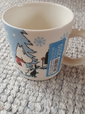 Muminmugg Skidtävling Mumin  - Felfri mugg med etikett kvar. Säljer fler Muminmuggar så kika gärna på mina övriga annonser också. Packar mycket noggrant. 