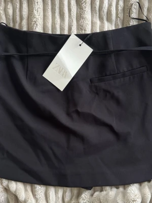 Zara kjol - Kjol med inbyggde shorts under från Zara. Oanvänd med prislapp kvar. (Nypris 329kr)