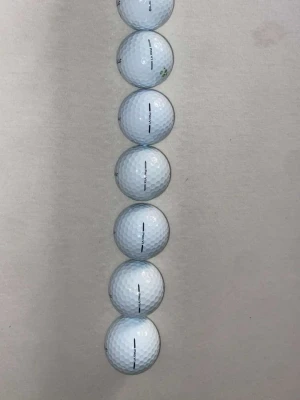 Sju vita golfbollar - Säljer sju vita golfbollar med klassisk dimple-yta och svart linje för sikte. Perfekta för dig som vill fylla på golfbagen inför säsongen eller träna på rangen. Alla bollar har samma design och är tillverkade i slitstarkt material.