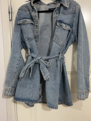 Jeansjacka  - Säljer denna jeansjacka i storlek S. Använt fåtal gånger. 