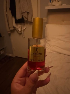 L'ARÔME Eau de Parfum 50 ml - Denna är köpt i Albanien luktar väldigt sött, inget speciellt märke. Håller väldigt länge 