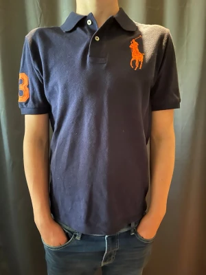 Ralph Lauren piké  - Säljer en fet piké från Ralph Lauren! hyfsat sällsynt! Storlek XS. Skick 10/10. Nypris: 1800kr Hör av er vid frågor o funderingar 🙌