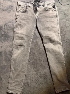 Grå slim fit jeans från Replay - Säljer ett par grå slim fit jeans från Replay, modell Hyperflex Anbass. 