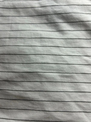 Vit randig t-shirt  - Relativt basic randig T-shirt från newyorkers herravdelning i storlek XS (XS i herrstorlekar).  Därav sitter som kanske en S i damstorlekar. Kolla gärna in resten av min profil!😘