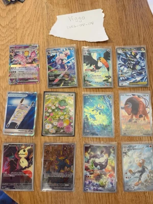 Pokémonkort - Säljer en samling Pokémonkort med olika motiv och färger, flera av dem är holografiska och har unika illustrationer. Korten är skyddade i genomskinliga plastfickor (sleeve) och inkluderar bland annat Froakie, Mega Zeraora EX, Mimikyu och fler. Perfekt för dig som gillar att samla eller spela Pokémon TCG. Kan köpas alla tillsammans eller separat 