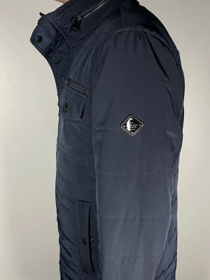J.Lindeberg field jacket - 👕 Plagg: field jacket                                                          📏 Storlek: L                                                             🏷️ Märke/Modell: J.Lindeberg                                                ✨ Skick: Fint skick                                                        💬 Vid frågor är det bara att skriva!                                                                                          🛍️ Gramenti