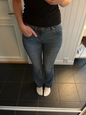 Blå bootcut jeans med medel midja - Blå bootcut jeans med medel midjehöjd. Jeansen är väldigt stretchiga och har ett mjukt material. Perfekta för en shopping dag på stan eller att bara umgås med vänner. 🛍️ Jag är 178cm lång och de passar mig utmärkt! Skriv till mig om frågor om mina mått 🩷