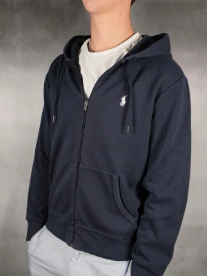 Ralph Lauren zip Hoodie - Ralph Lauren zip Hoodie • Storlek: S • Skick: 9/10 – fint skick utan skavanker • Inkluderas: Endast Hoodie • Nypris: Ca 2500kr • Passform: Modellen på bilden är 180 cm lång, väger 65 kg •