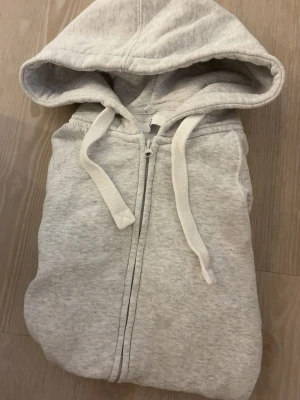RUSSEMERCH Xs zip - russemerch xs ziphoddie, säljer den för jag inte använder längre 
