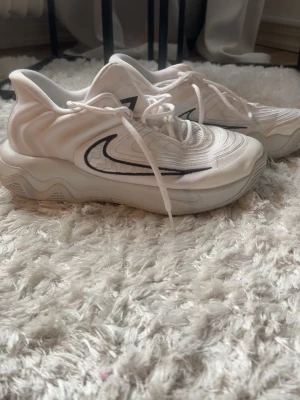 Nike Giannis Immortality - basketskor  - Vita basketskor, har vissa defekter som visas på bilderna men sula går att byta, defekterna att sy ihop om det önskas. Annars går de fortfarande att använda som vanligt, inget som märktes när man hade på de. Storleken är 41 & 26cm mer info finns på sista bilden !!