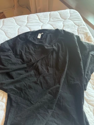 Svart topp från Nelly - En fin topp från Nelly som bara inte riktigt är min stil. Använt vid 1 tillfälle. Kommer såklart att rulla bort allt päls innan jag skickar. Stressade igenom bilderna.