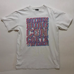 Gothenburg Concrete T-shirt - Vit skate t-shirt ”Gothenburg Concrete Sweden”  Väldigt fint skick  100% bomull  Skicka ett meddelande om du har frågor eller vill se fler bilder