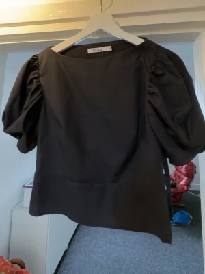 Kort blus - Kort blus från Na kd med dragkedja på sidan. Nästan aldrig använd 