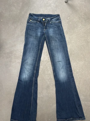 Mörkblå bootcut jeans - Snygga mörkblå bootcut jeans. Framsidan är klassiska fem fickor. Jeansen har en låg midja och vida ben, perfekta för en avslappnad och trendig look. Tillverkade i denim med en cool tvätt.